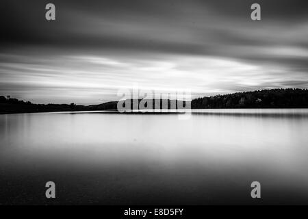 Am Abend Langzeitbelichtung von Wolken über lange Arm-Stausee in der Nähe von Hannover, Pennsylvania. Stockfoto