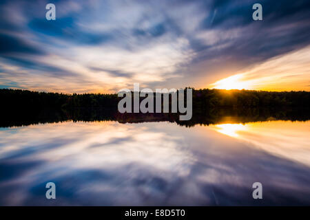 Langzeitbelichtung bei Sonnenuntergang, am langen Arm-Stausee in der Nähe von Hannover, Pennsylvania. Stockfoto