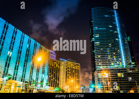 Hochhäuser entlang der Brickell Avenue in der Innenstadt von Miami, Florida. Stockfoto