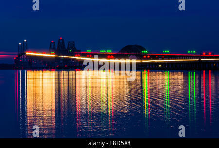 Die Chesapeake Bay Bridge bei Nacht, von Kent Island, Maryland gesehen. Stockfoto