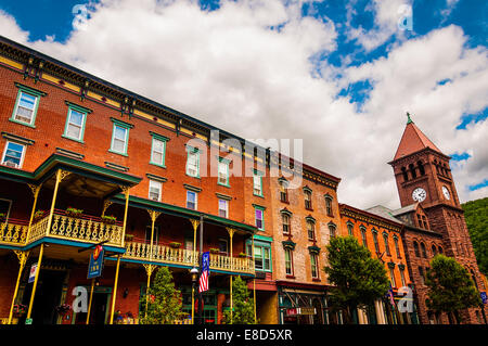 Das Inn and Carbon County Courthouse Clocktower, am Broadway in Jim Thorpe, Pennsylvania Stockfoto