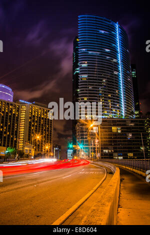 Verkehr auf Brickell Avenue in der Nacht, in der Innenstadt von Miami, Florida. Stockfoto