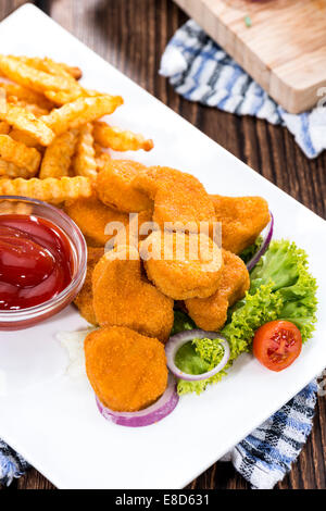 Chicken Nuggets mit Pommes Frites (detaillierte Nahaufnahme erschossen) Stockfoto