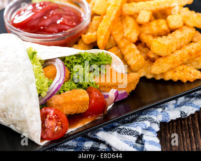 Wrap mit frisch gebratenen Fleischstücke und ein Teil der chips Stockfoto