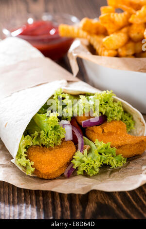 Chicken Wrap (Nahaufnahme) mit knusprig gebratene Hähnchen und Pommes frites Stockfoto