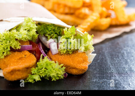 Wrap mit frisch gebratenen Fleischstücke und ein Teil der chips Stockfoto