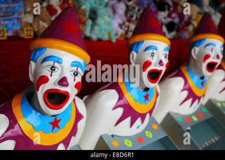 Lachende Clowns Glücksspiel auf einem Nebenschauplatz Gasse Stand auf der Perth Royal Show, Western Australia. Stockfoto