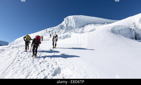 Abstieg vom Ishinca (5530m) mit anderen Bergsteigern aufsteigend, Ishinca Tal, Cordillera Blanca, Peru, Südamerika Stockfoto