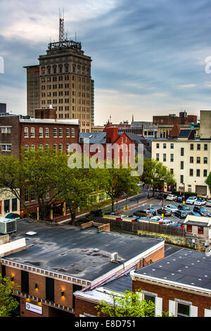 Ansicht von Gebäuden und Straßen aus einem Parkhaus in Lancaster, Pennsylvania. Stockfoto