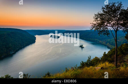 Blick auf den Susquehanna River bei Sonnenuntergang, von der Zinne in südlichen Lancaster County, Pennsylvania. Stockfoto