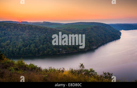 Blick auf den Susquehanna River bei Sonnenuntergang, von der Zinne in südlichen Lancaster County, Pennsylvania. Stockfoto