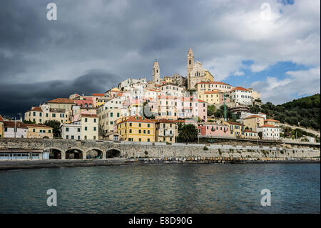 Typische Häuser an der Küste, Cervo, Ligurien, Italien Stockfoto