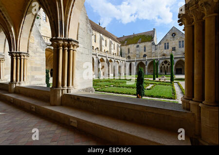 Kreuzgang, Kulturzentrum Abtei Royaumont, ehemalige Zisterzienserabtei, Asnières-Sur-Oise, Département Val-d ' Oise, Frankreich Stockfoto