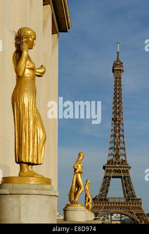 Goldene Statuen auf das Palais de Chaillot, Eiffelturm, Place du Trocadéro, 16. Arrondissement von Paris, Paris, Frankreich Stockfoto