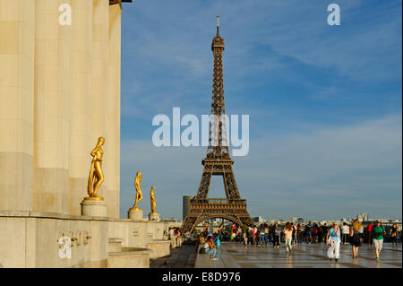 Goldene Statuen auf das Palais de Chaillot, Eiffelturm, Place du Trocadéro, 16. Arrondissement von Paris, Paris, Frankreich Stockfoto