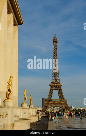 Goldene Statuen auf das Palais de Chaillot, Eiffelturm, Place du Trocadéro, 16. Arrondissement von Paris, Paris, Frankreich Stockfoto