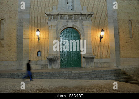 Fußgänger vor der Kirche von Nuestra Señora del Consuelo, Altea, Costa Blanca, Provinz Alicante, Spanien, Europa Stockfoto