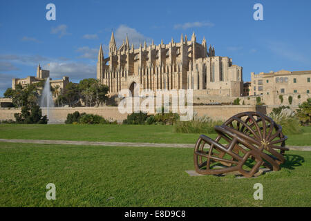 Denkmal-Rugby-Helm im Parc De La Mar vor der Kathedrale La Seu, Kathedrale von Palma, Palma, Mallorca, Balearen Stockfoto