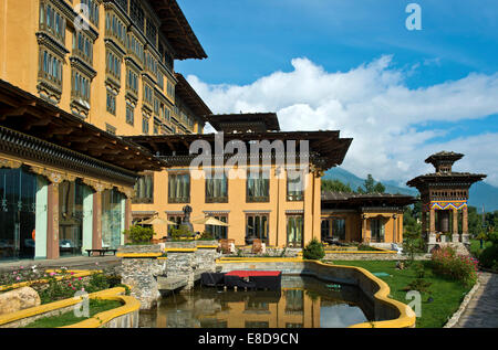 Gärten mit einer Gebetsmühle im Taj Tashi Hotel, Thimphu, Bhutan Stockfoto