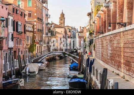 Kanal Rio De La Fornace mit Brücken und Boote, Venedig, Italien Stockfoto