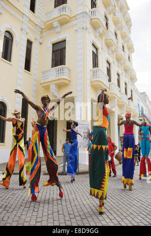 Straßenkünstler auf Stelzen in Alt-Havanna, Havanna, Kuba Stockfoto