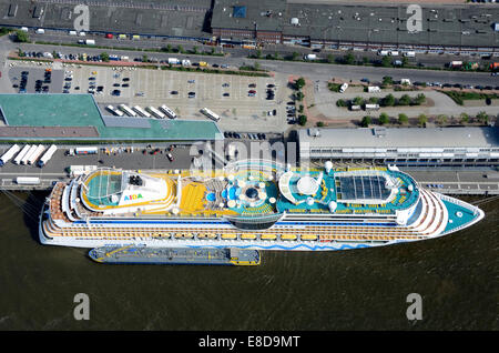 Luftaufnahme, Kreuzfahrtschiff Aida Luna am Kreuzfahrtterminal in Hamburg-Altona, Hamburg, Deutschland Stockfoto