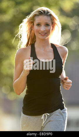 Junge Frau, Joggen, Deutschland Stockfoto