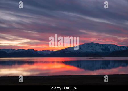 Sonnenuntergang mit einem intensiv gefärbten Himmel spiegelt sich in Khoton Nuur, Altai-Tawan Bogd Nationalpark, Tsengel, Bajan-Ölgii Stockfoto