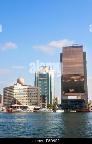 Moderne Architektur am Dubai Creek, Dubai Creek Tower, National Bank of Dubai, Deira, Dubai, Vereinigte Arabische Emirate Stockfoto