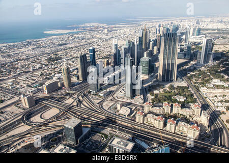 Blick vom Burj Khalifa auf Wolkenkratzer auf Sheikh Zayed Road, Dubai, Vereinigte Arabische Emirate Stockfoto