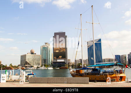 Moderne Architektur in der Dubai Creek, Dubai Creek Tower, National Bank of Dubai, Dubai Chamber Of Commerce und Industrie, Deira Stockfoto