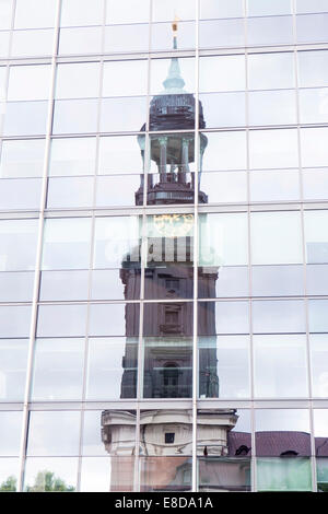 Die St.-Michaelis-Kirche spiegelt sich in einer Glasfassade, Hamburg, Deutschland Stockfoto