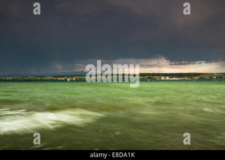 Gewitter und hohe Wellen am Freibad Horn, Regenbogen über dem Bodensee, Konstanz, Baden-Württemberg, Deutschland Stockfoto