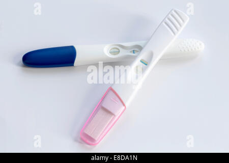 Zwei positive Schwangerschaftstests, übereinander liegende Stockfoto