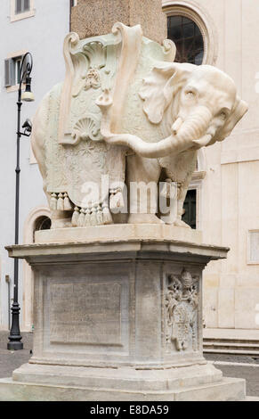 Pulcino della Minerva, Elefant und Obelisk, Elefanten-Statue an der Basis des Obelisken Obelisco della Minerva, Rom, Latium Stockfoto