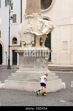 Pulcino della Minerva, Elefant und Obelisk, Elefanten-Statue an der Basis des Obelisken Obelisco della Minerva, Rom, Latium Stockfoto