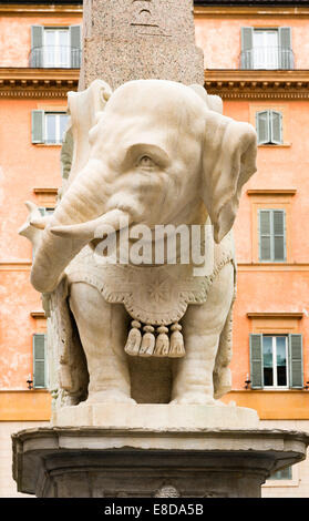 Pulcino della Minerva, Elefant und Obelisk, Elefanten-Statue an der Basis des Obelisken Obelisco della Minerva, Rom, Latium Stockfoto