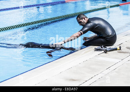 Trainer hält eine Darsteller während eines offiziellen statisches Apnoe-Wettbewerbs Stockfoto