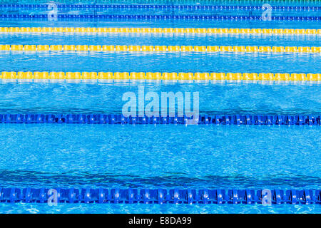 50m Olympiabecken im freien Korridor Kabel schwimmenden und ruhiges Wasser Stockfoto