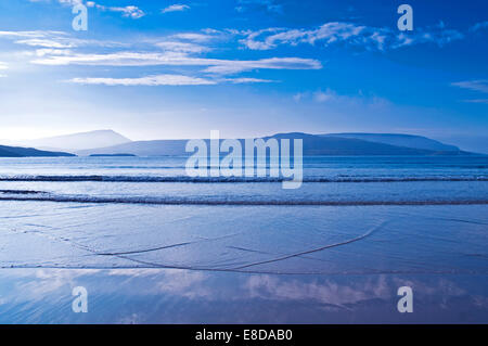 Wellen und Reflexionen im nassen Sand Balnakeil Bay, Durness, Sutherland, Northwest Highlands, Schottland, Vereinigtes Königreich Stockfoto