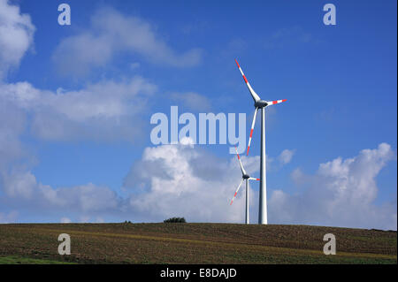 Windkraftanlagen vor blauem Himmel, Rhena, Mecklenburg-Vorpommern, Deutschland Stockfoto