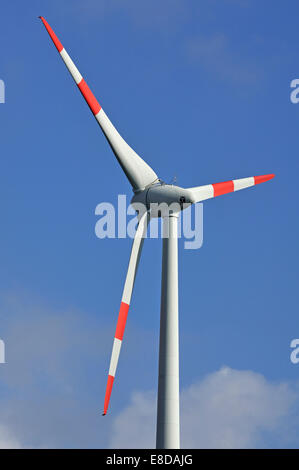 Windturbine gegen blauen Himmel, Rhena, Mecklenburg-Vorpommern, Deutschland Stockfoto