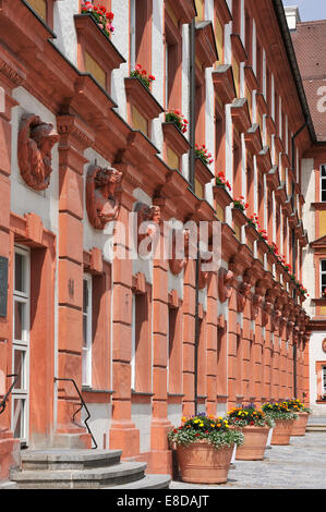 Fassade mit antiken Büsten von Kaisern, Göttern und Göttinnen auf der ehemaligen Altes Schloss Burg, 18. Jahrhundert, jetzt Finanzamt Stockfoto