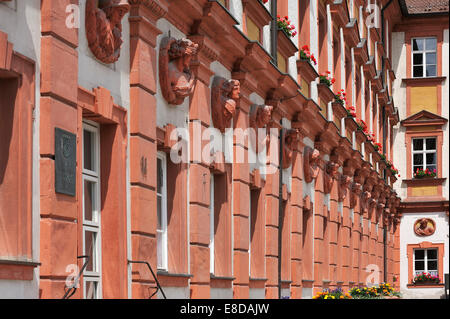 Fassade mit antiken Büsten von Kaisern, Göttern und Göttinnen auf der ehemaligen Altes Schloss Burg, 18. Jahrhundert, jetzt Finanzamt Stockfoto