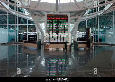Informationsstand mit LED Anzeige Brett, Abfahrten, Ngurah Rai Airport oder Flughafen Denpasar, Tuban, Bali Stockfoto
