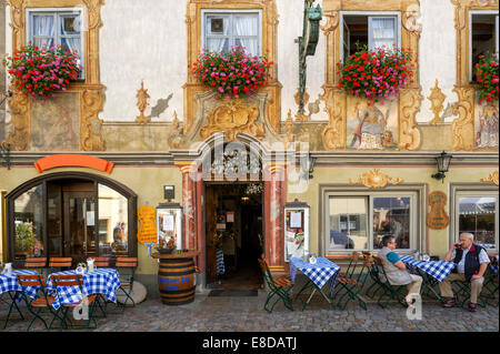 Lüftlmalerei an der Fassade der Gasthof Alpenrose, Obermarkt, Mittenwald, Werdenfelser Land, Upper Bavaria, Bavaria, Germany Stockfoto