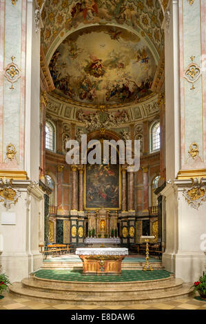 Chor mit Hochaltar von Joseph Lindner, Fresko und Altarbild von Martin Koller, barocke Kirche St. Maria Himmelfahrt Stockfoto
