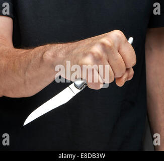 Mann mit einem Messer in der Hand. Closeup Stockfoto