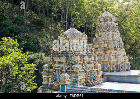 Verzierten Gopuram oder Tempel thront mit Dekorationen, Sita Eliya Tempel in der Nähe von Nuwara Eliya, Central Province, Sri Lanka Stockfoto