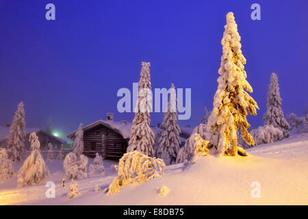 Finnische Blockhaus in der tief verschneiten Landschaft, Iso Syöte, Lappland, Finnland Stockfoto